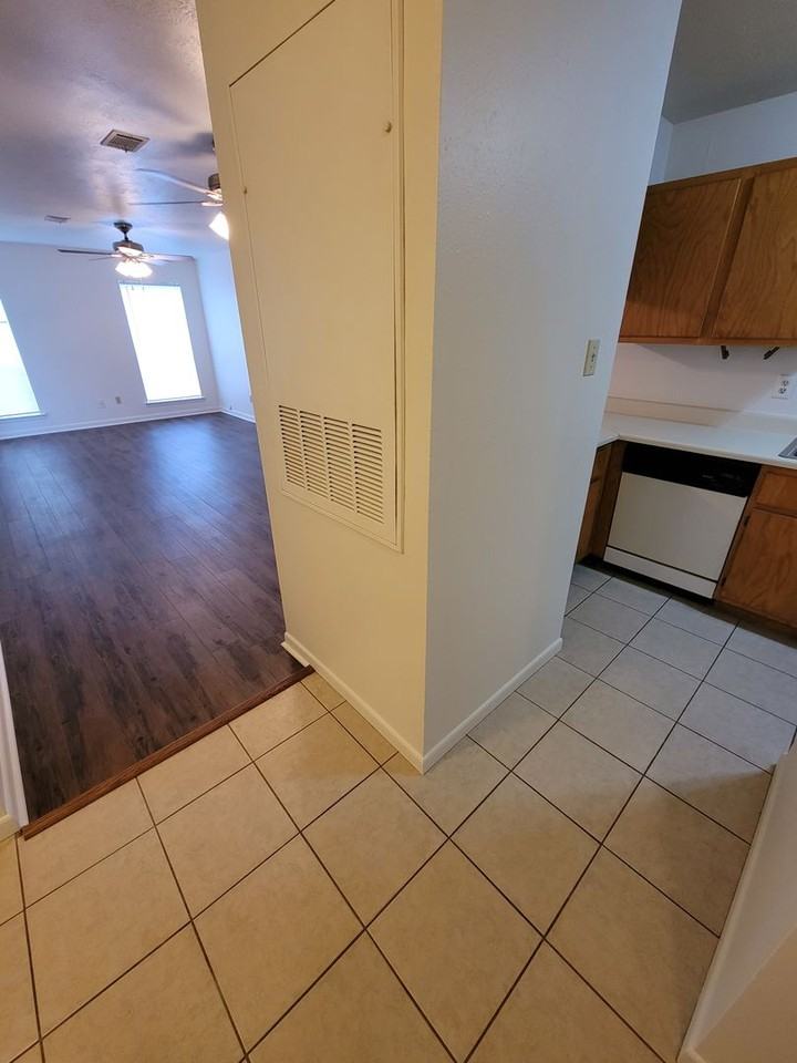 605 Navarro Dr - Photo 3 of 16