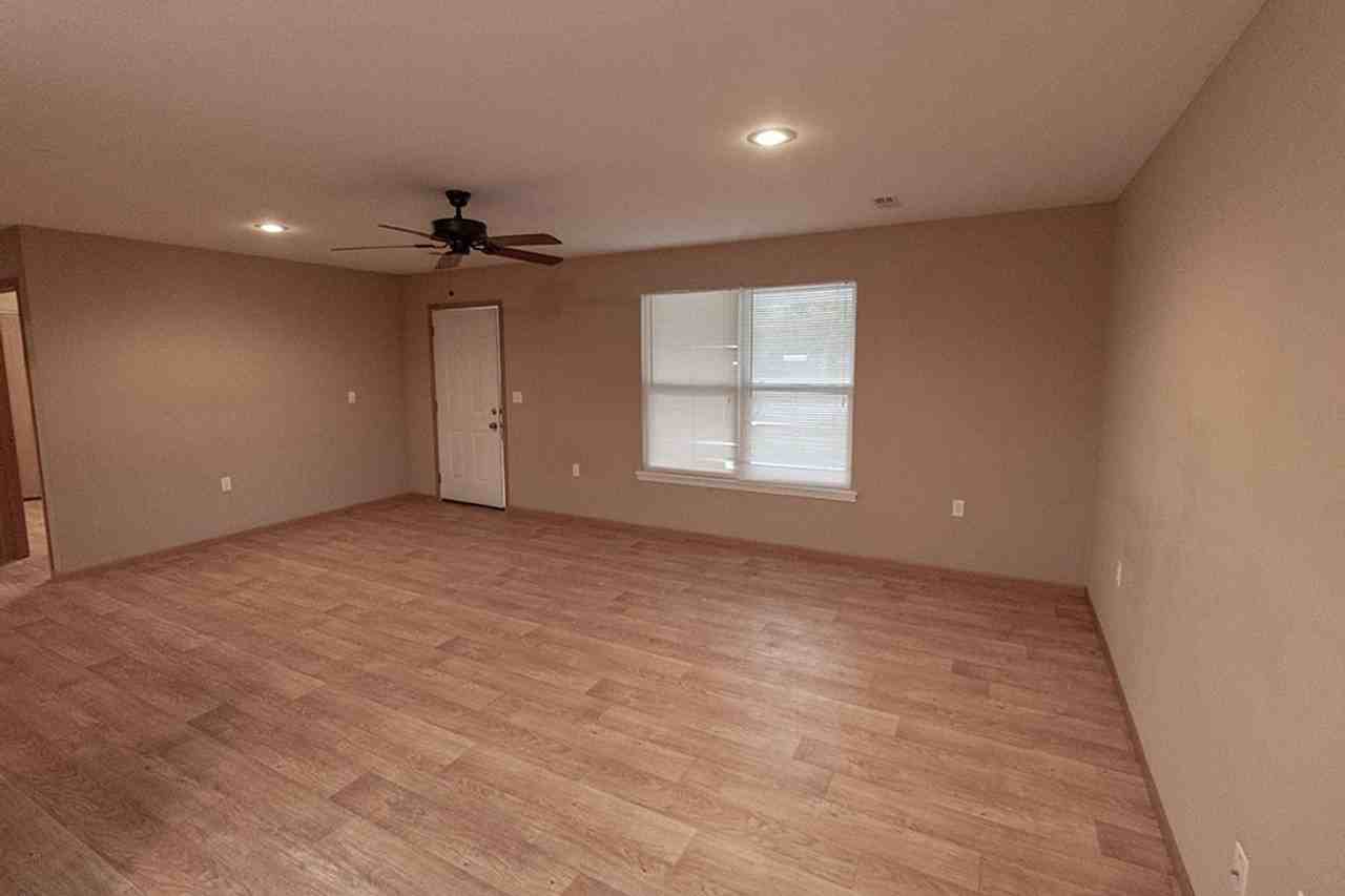 1546 Florence Dr - Photo 5 of 17