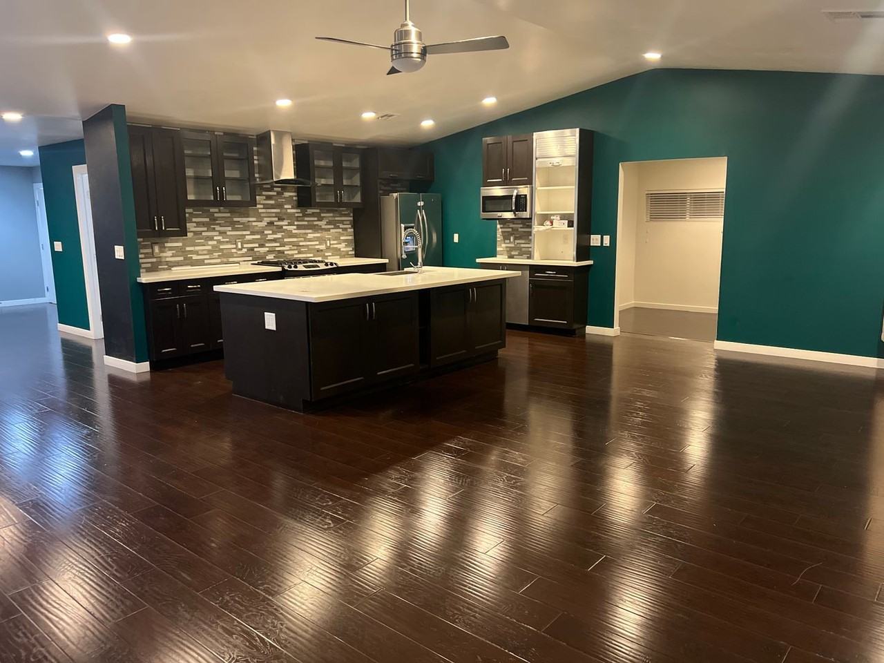 811 E Oakey Blvd - Photo 2 of 39