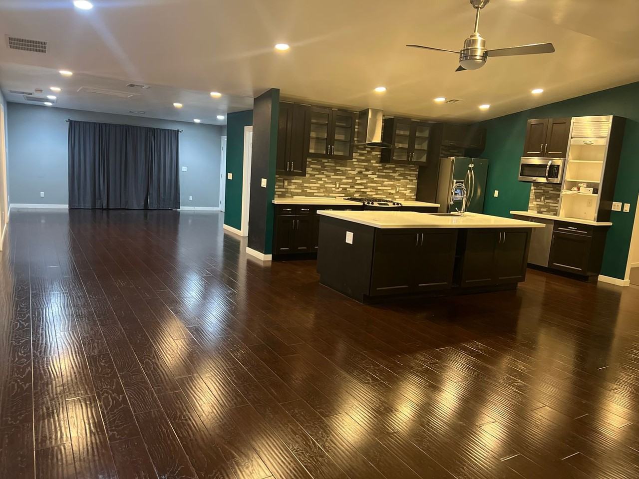 811 E Oakey Blvd - Photo 3 of 39