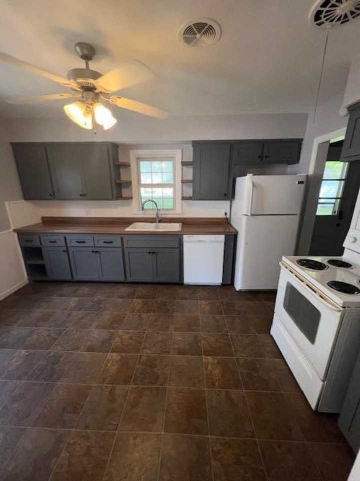 1718 Sweetser Ave - Photo 3 of 9