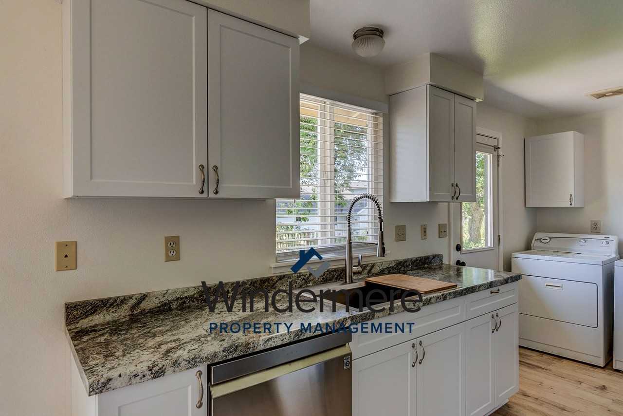 1202 South Dewey Drive - Photo 4 of 20