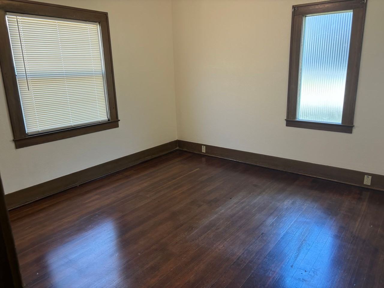 1138 Se Washington Ave - Photo 6 of 12