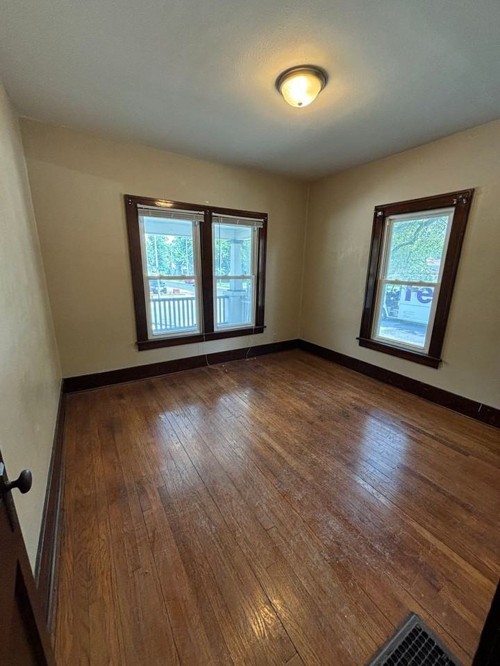 709 E Main St - Photo 3 of 19