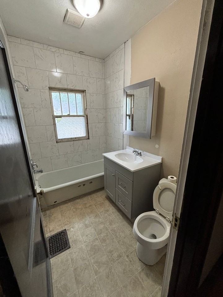 709 E Main St - Photo 4 of 19