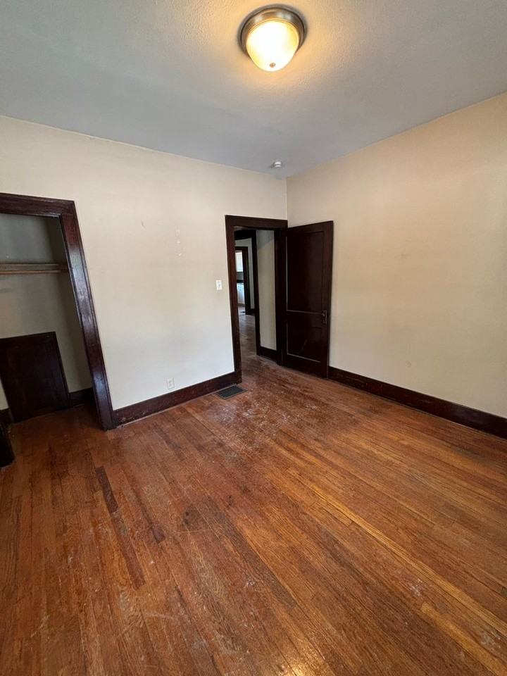 709 E Main St - Photo 7 of 19