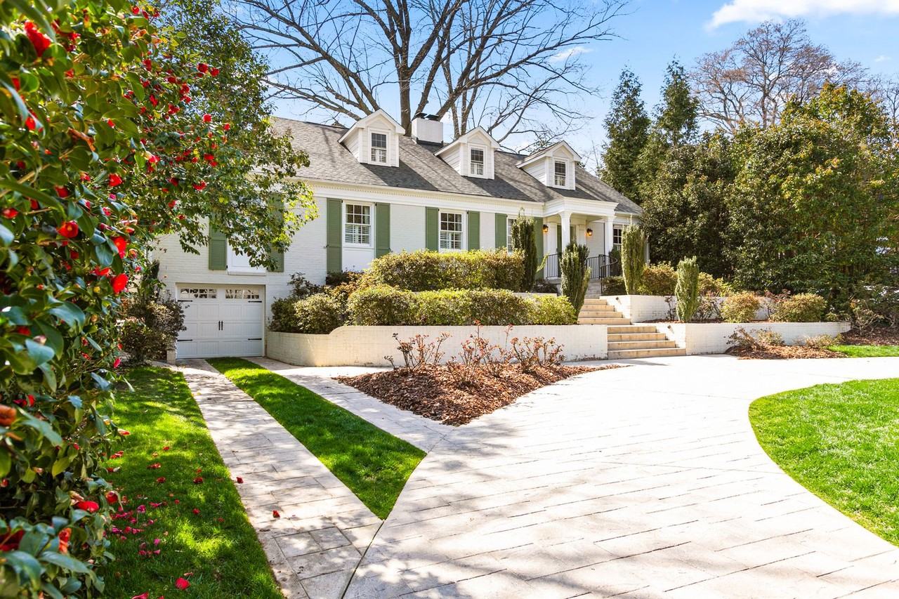 203 Elmwood Dr - Photo 2 of 39