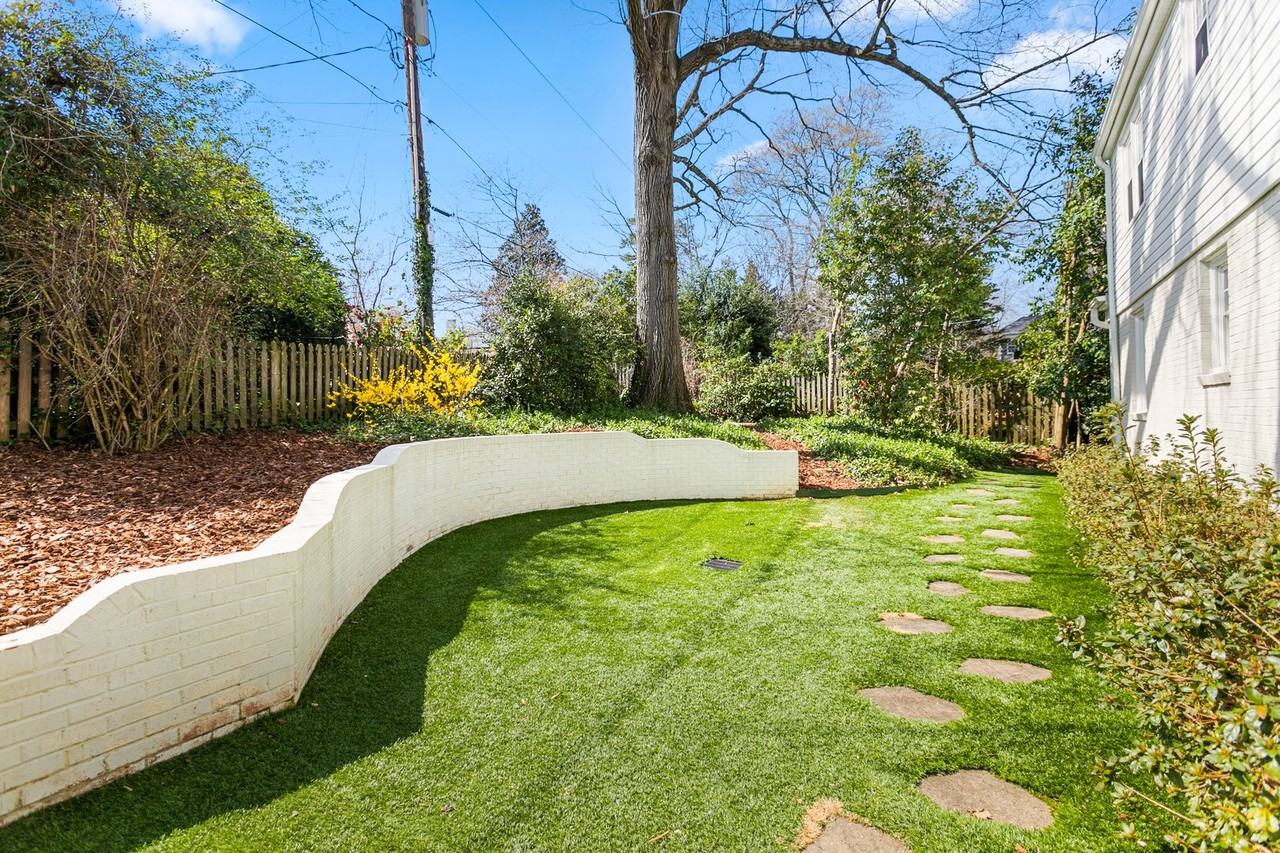 203 Elmwood Dr - Photo 3 of 39