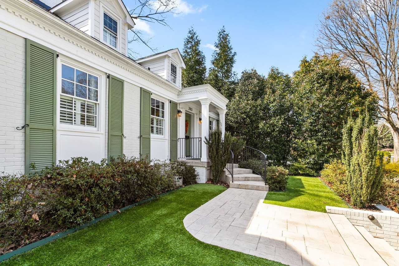 203 Elmwood Dr - Photo 5 of 39