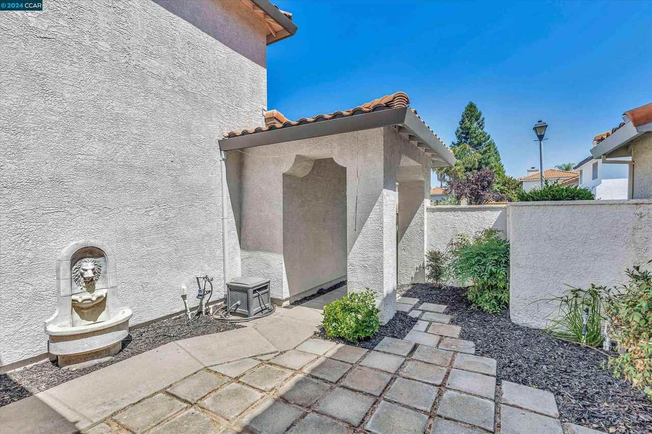 5415 San Carlos Way - Photo 3 of 34