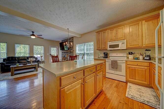 2615 Rolling River Dr - Photo 2 of 26