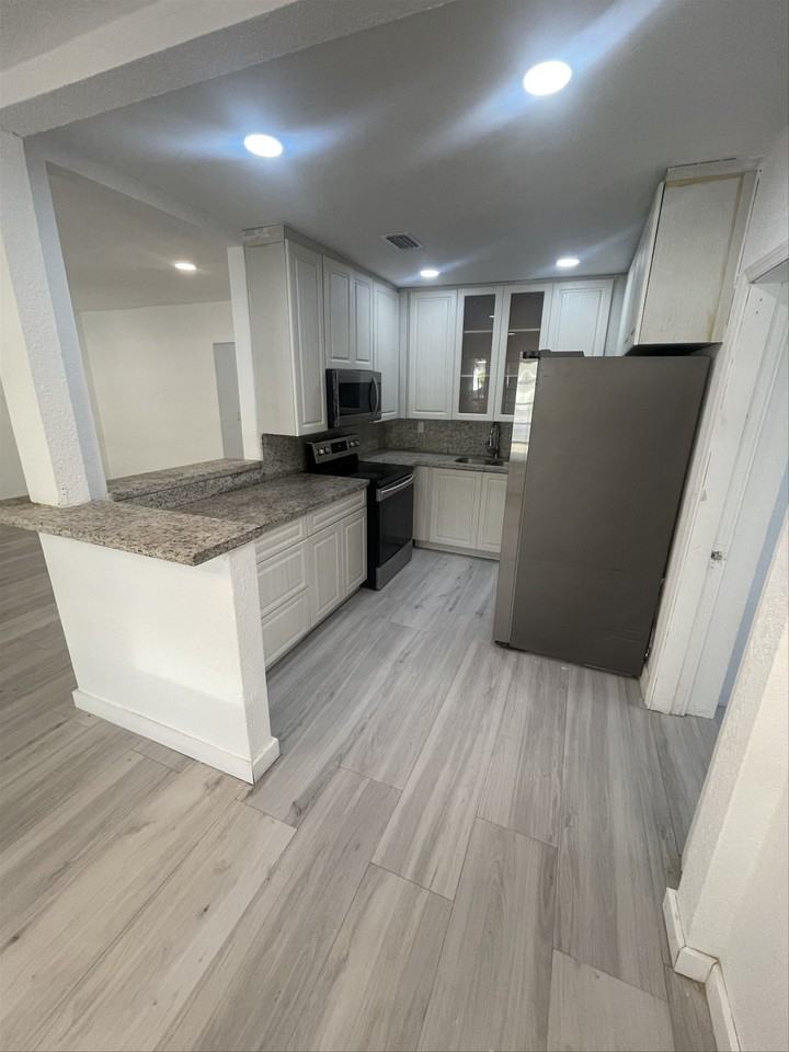 1330 Ne 116th St - Photo 3 of 8
