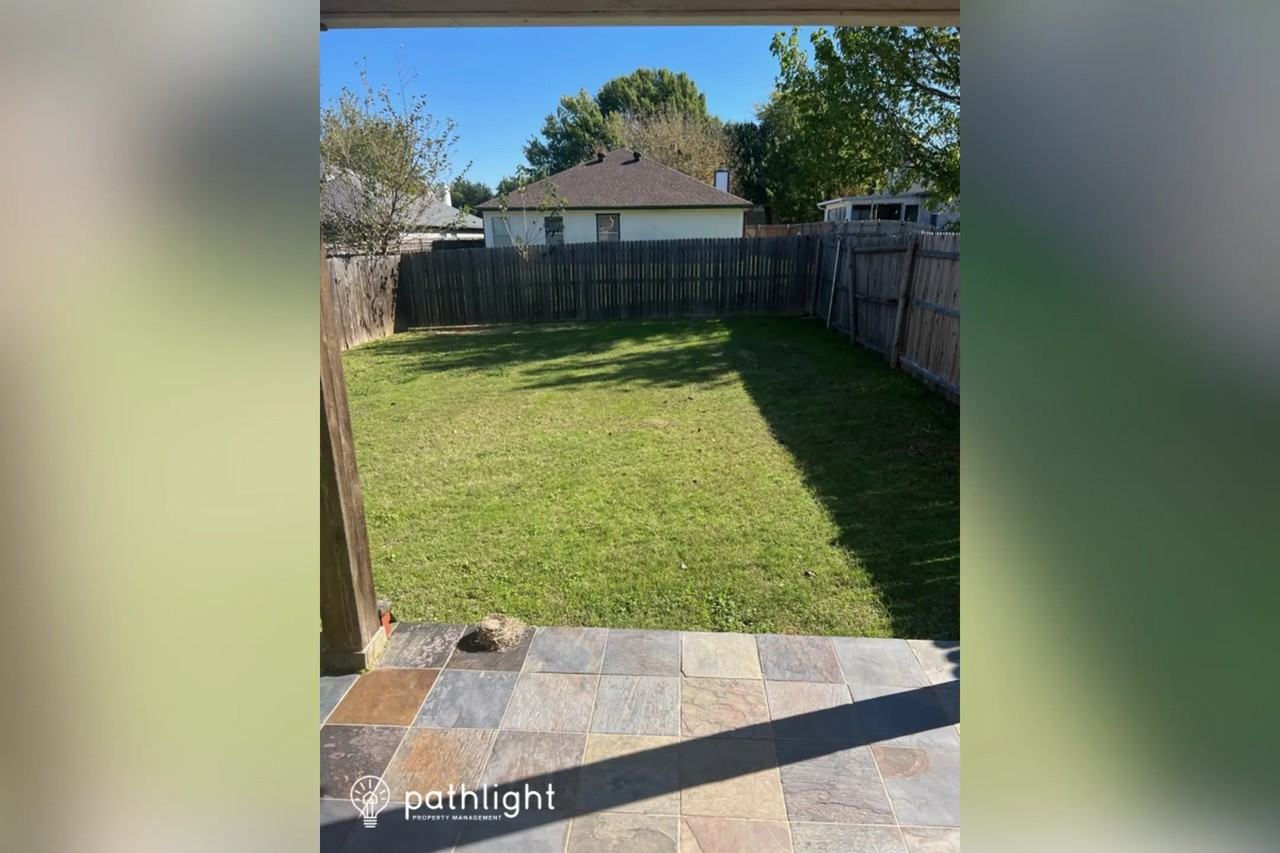 851 Village Point Ln - Photo 2 of 3