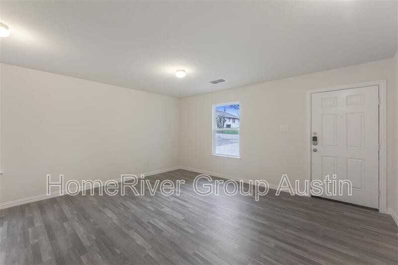 613 E 39th St - Photo 3 of 21