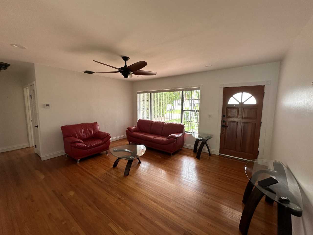 445 Ne 109Th St - Photo 3 of 23