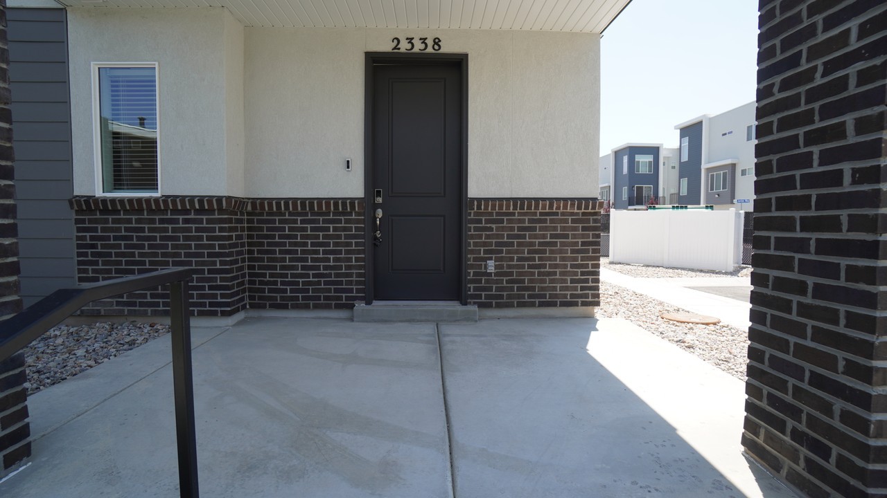 2338 W James Way - Photo 3 of 44