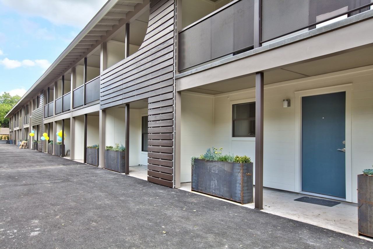 924 E 51st St #106 - Photo 5 of 43