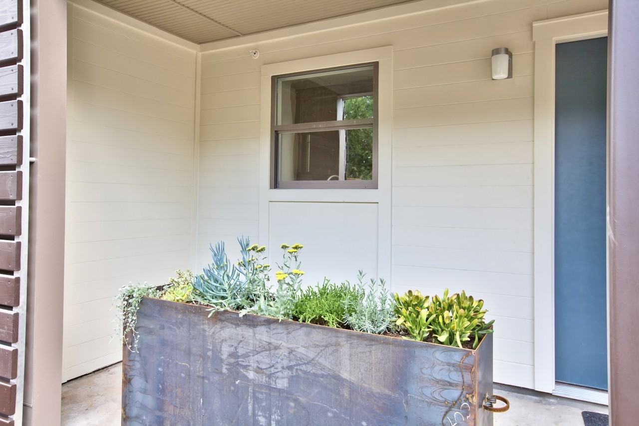 924 E 51st St #106 - Photo 6 of 43