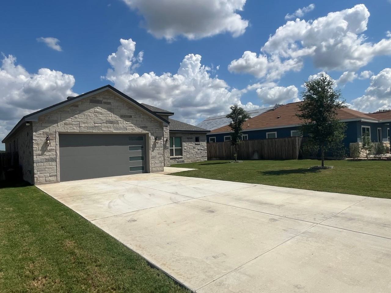 4815 Viewcrest Rd - Photo 2 of 43