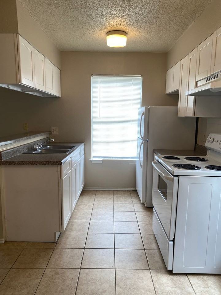 816 W Olmos Dr - Photo 2 of 13