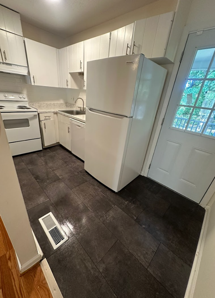 3930 Bowman Ln - Photo 3 of 15