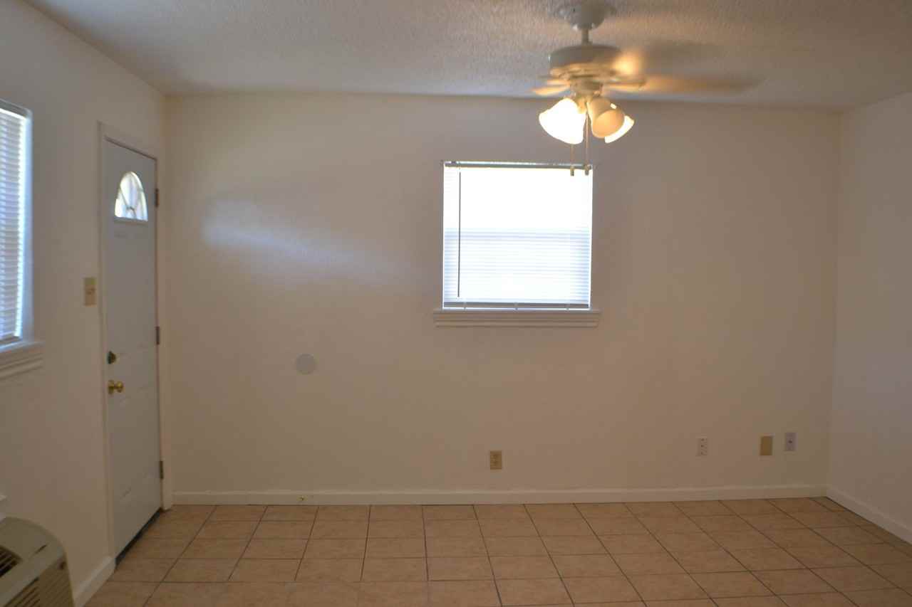 704 N Frisco Rd - Photo 5 of 12