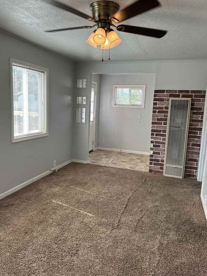 223 Vine St - Photo 3 of 12