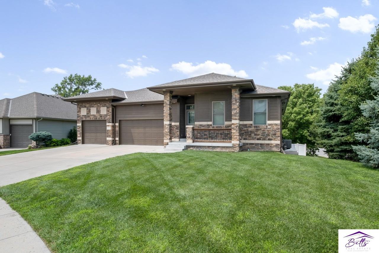 8412 S 106th St - Photo 2 of 33