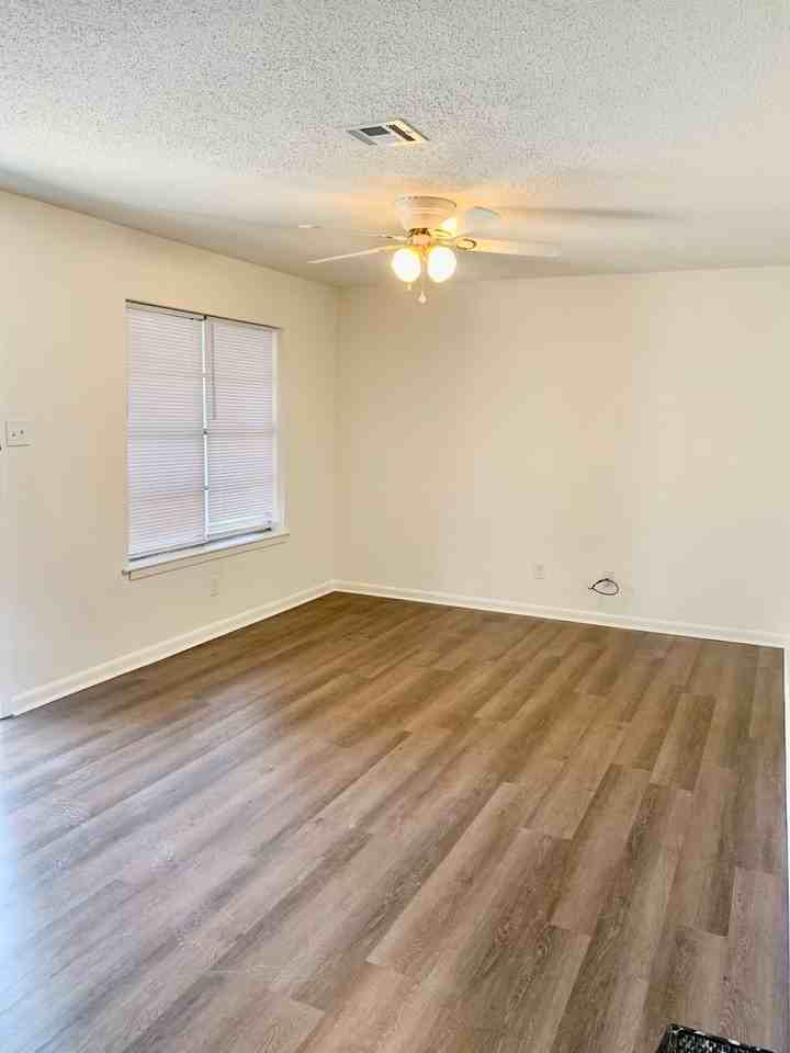 Maple Leaf Apts - Photo 2 of 9