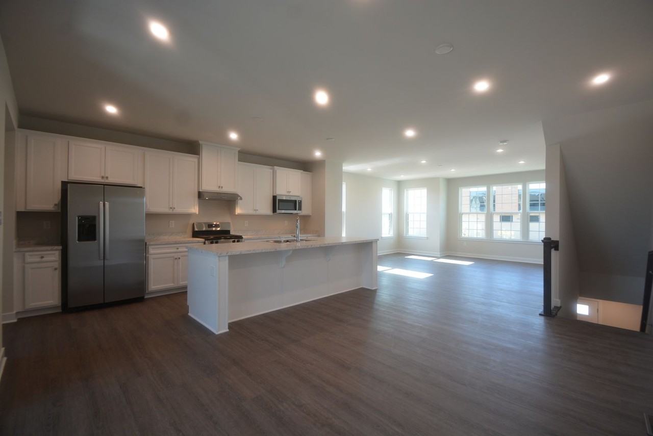 345 E Cochran St - Photo 2 of 36