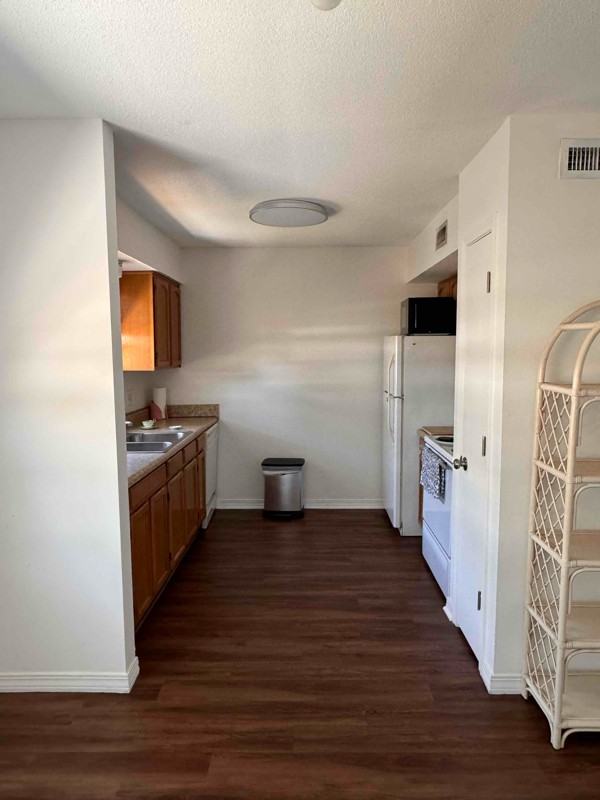 6915 Avenue Des Palais #2B - Photo 3 of 8