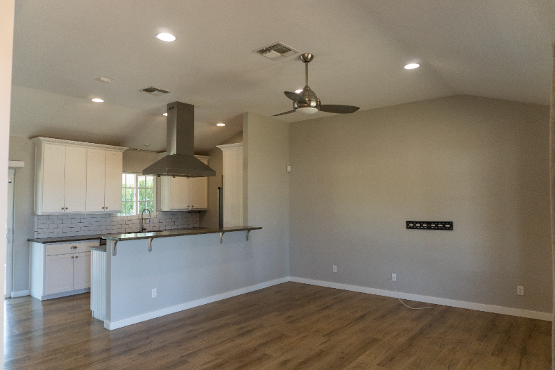 1018 E Belmont Ave - Photo 2 of 15