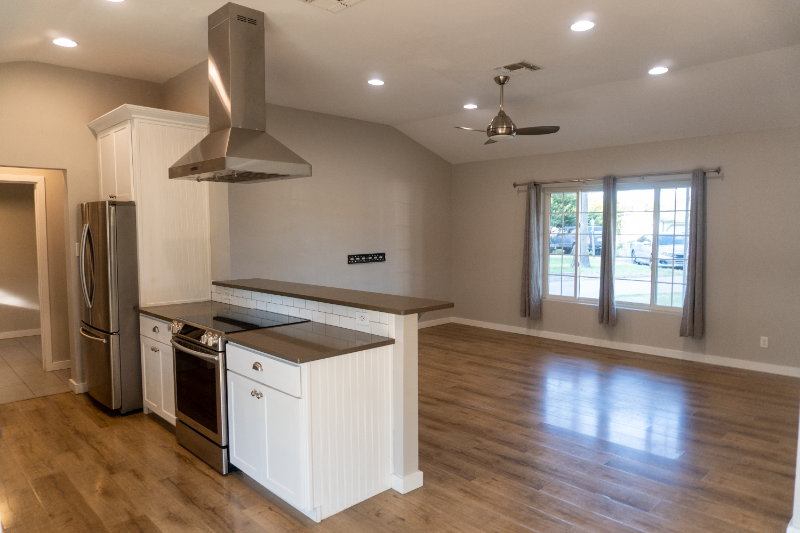 1018 E Belmont Ave - Photo 3 of 15