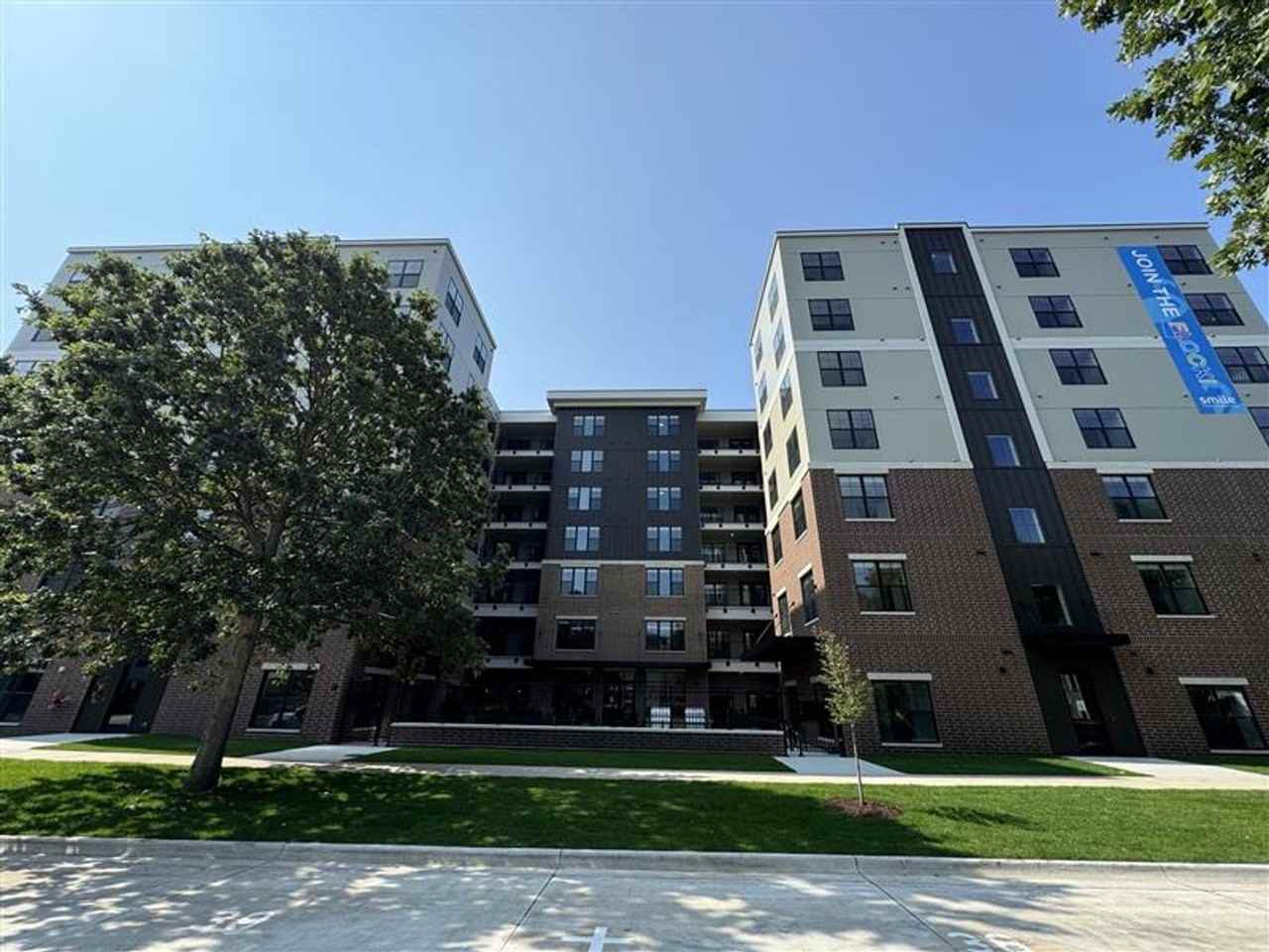 405 Stoughton - Photo 4 of 50