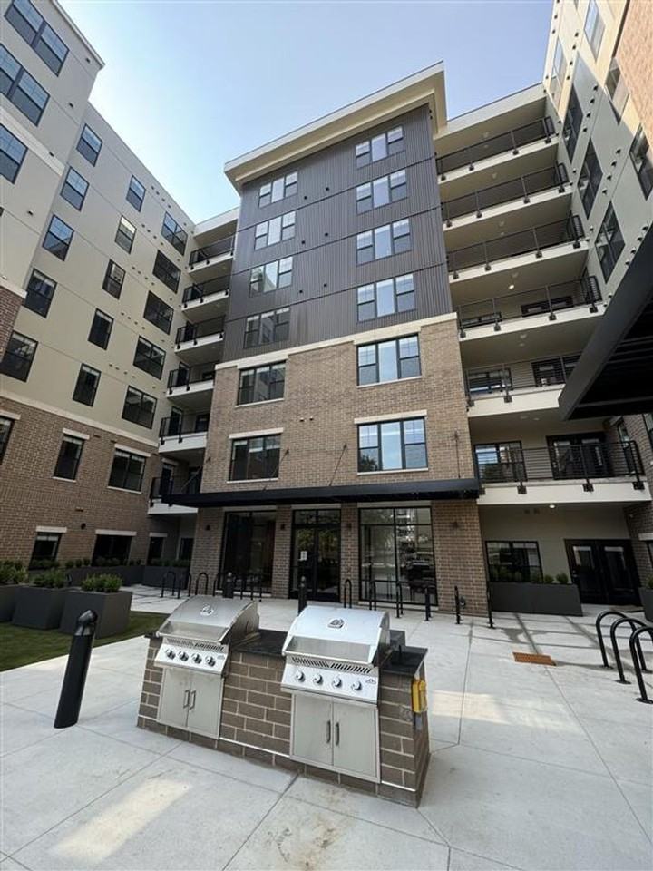 405 Stoughton - Photo 5 of 50