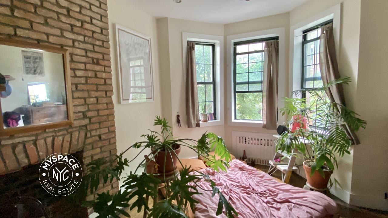 11A Menahan St #3r - Photo 2 of 6