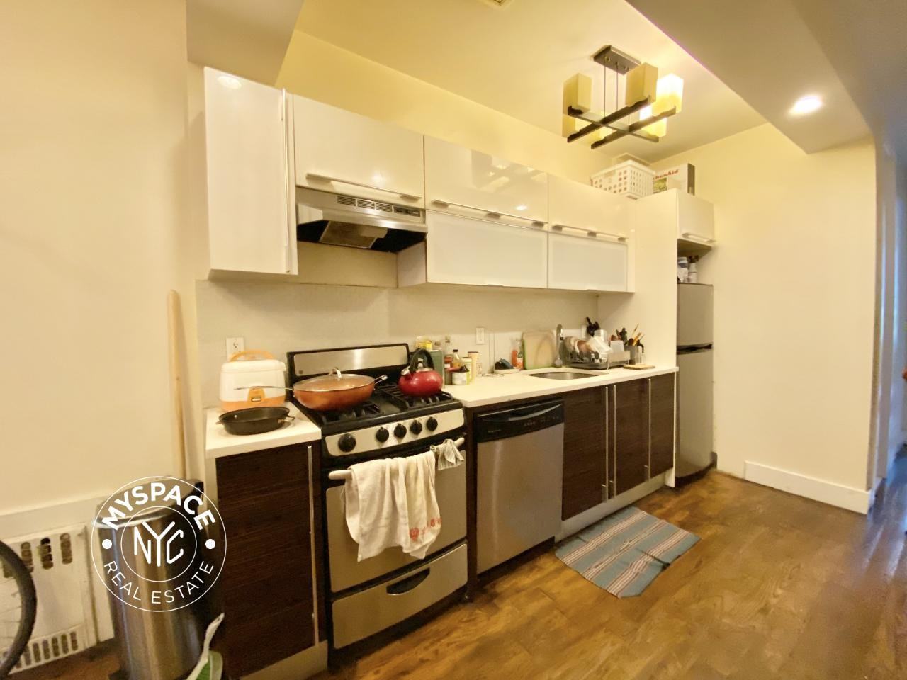 11A Menahan St #3r - Photo 3 of 6
