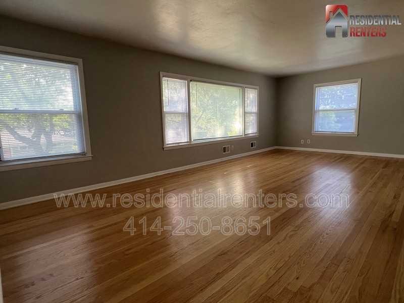 2528 S 96th St - Photo 2 of 10