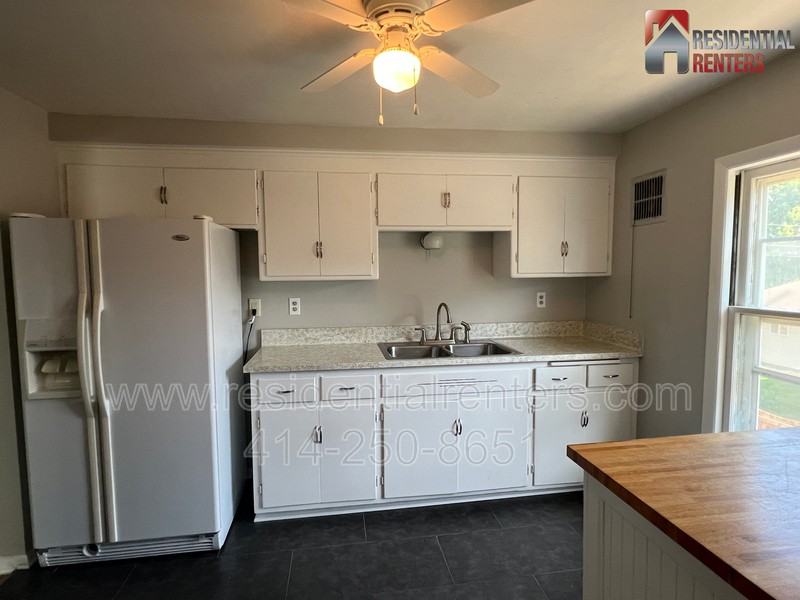 2528 S 96th St - Photo 3 of 10