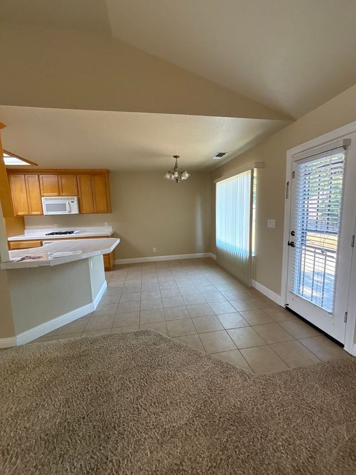 617 Darling Way - Photo 5 of 21