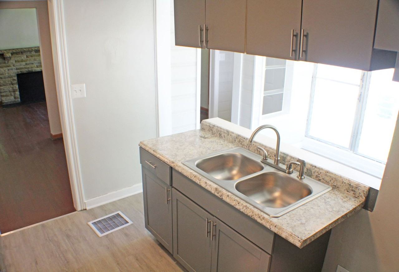 1511 Princeton Dr - Photo 3 of 14