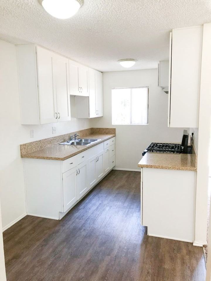 CASA GRANADA APARTMENTS - Photo 3 of 10