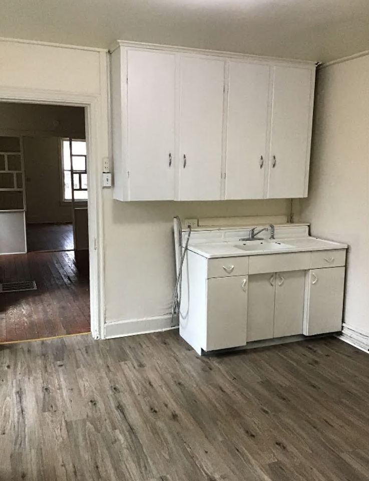 218 W King St - Photo 2 of 12