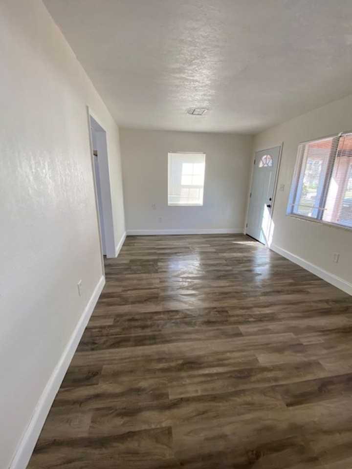 715 E Valencia St - Photo 3 of 13