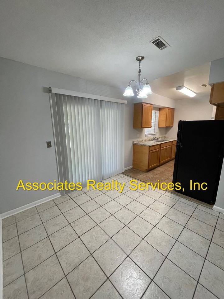 2920 Ne 18th Dr - Photo 2 of 10