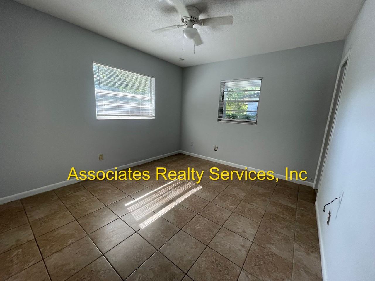 2920 Ne 18th Dr - Photo 3 of 10