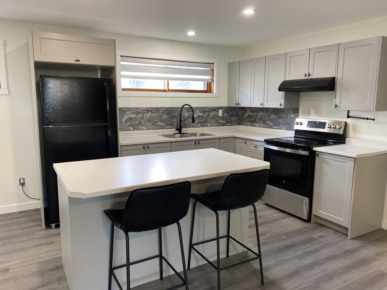 999 Katherine Street - Photo 2 of 18