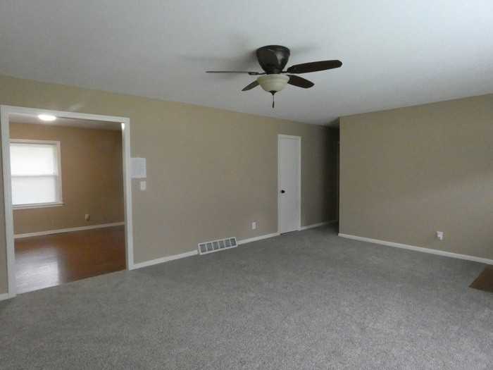 3906 Ne 51st St - Photo 3 of 17