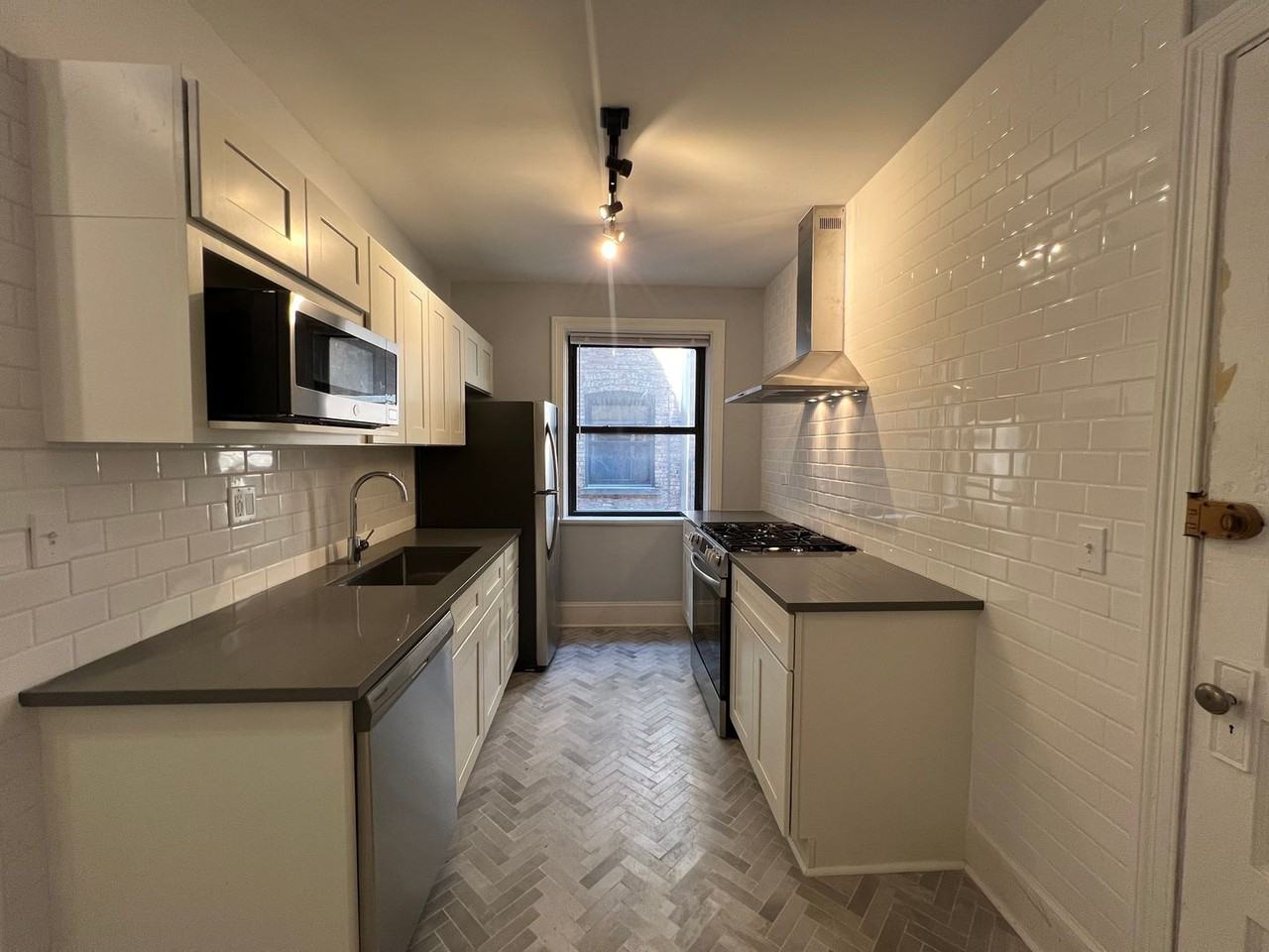 2121 Ridge Ave - Photo 4 of 18