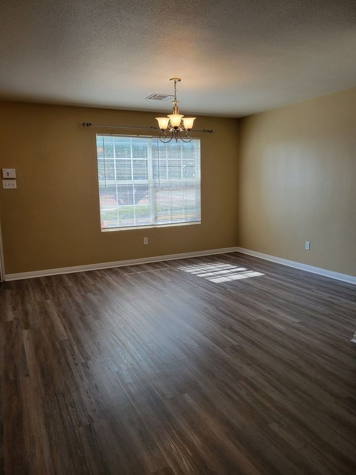 2611 Echo Dr - Photo 3 of 29